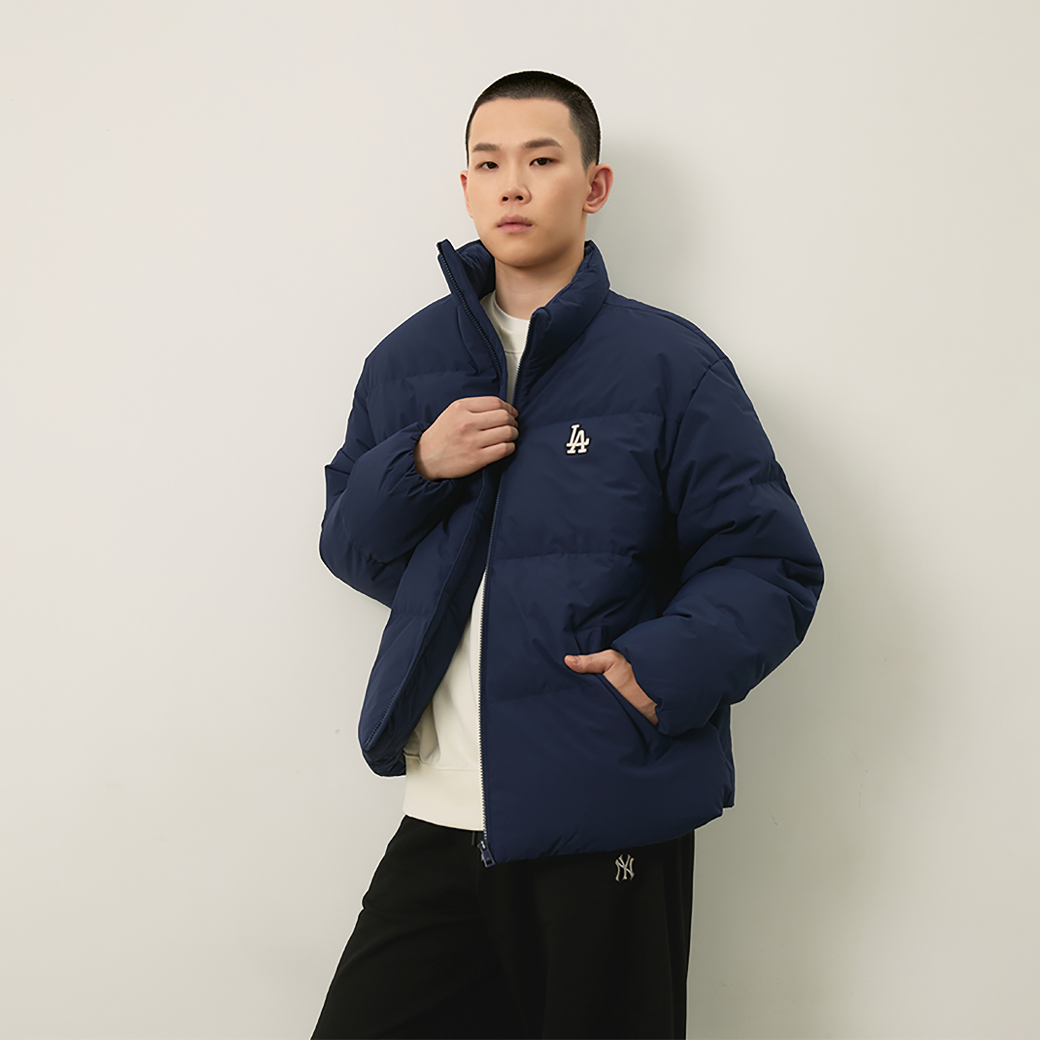 Purchase MLB Los Angeles Dodgers FW24 Unisex Lightweight Fleece-Lined Down Jacket in Navy. 3ADJB1046-07NYL