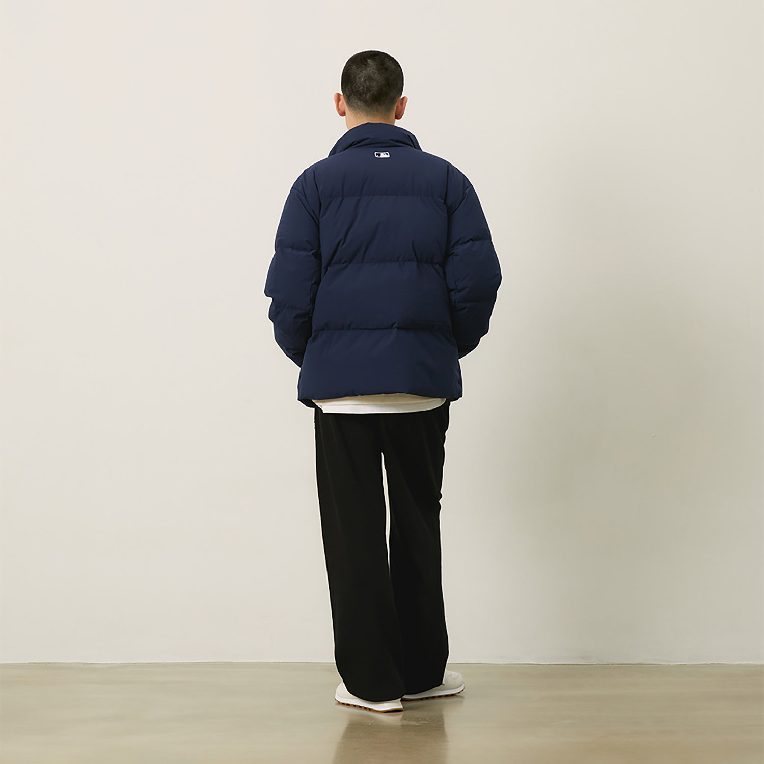 Sizing MLB Los Angeles Dodgers FW24 Unisex Lightweight Fleece-Lined Down Jacket in Navy. 3ADJB1046-07NYL