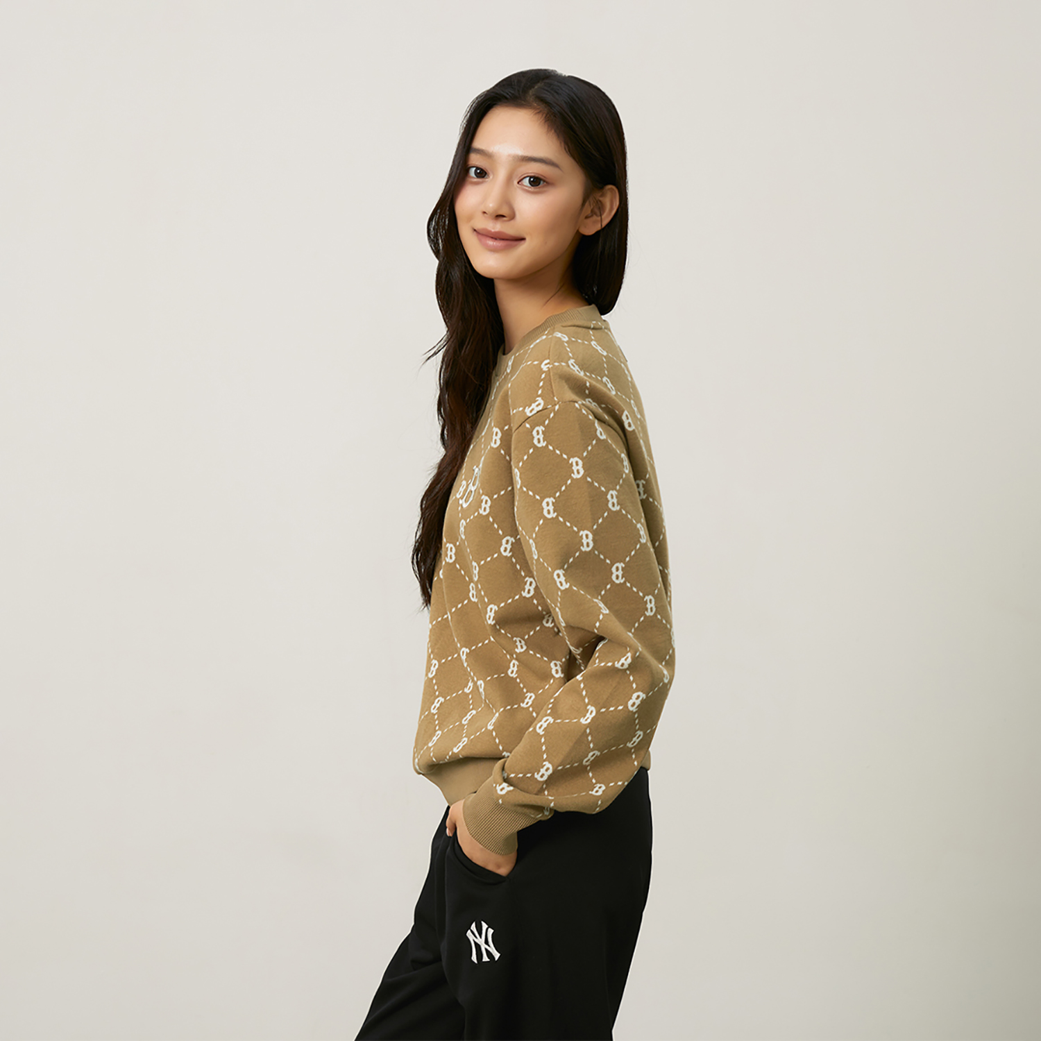 MLB Monogram Boston Red Sox Logo Crewneck Sweatshirt Beige Unisex Casual 24FW 3AMTM1344-43CAS 圖 4