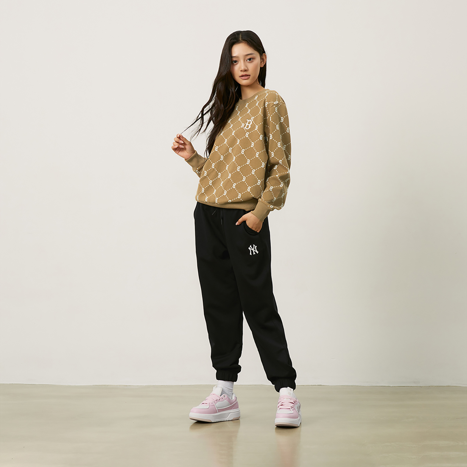 MLB Monogram Boston Red Sox Logo Crewneck Sweatshirt Beige Unisex Casual 24FW 3AMTM1344-43CAS 圖 7