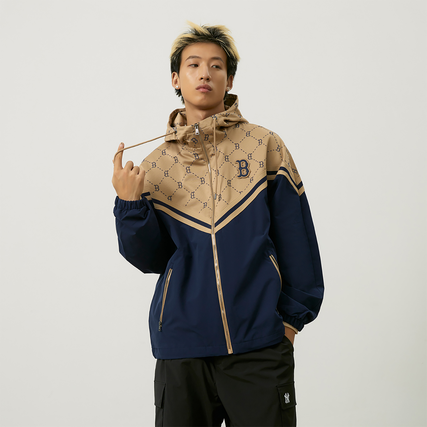 MLB Monogram Boston Red Sox Logo Embroidered Windproof Hoodie Jacket Beige 3AWJM0144-43BGL 圖 5