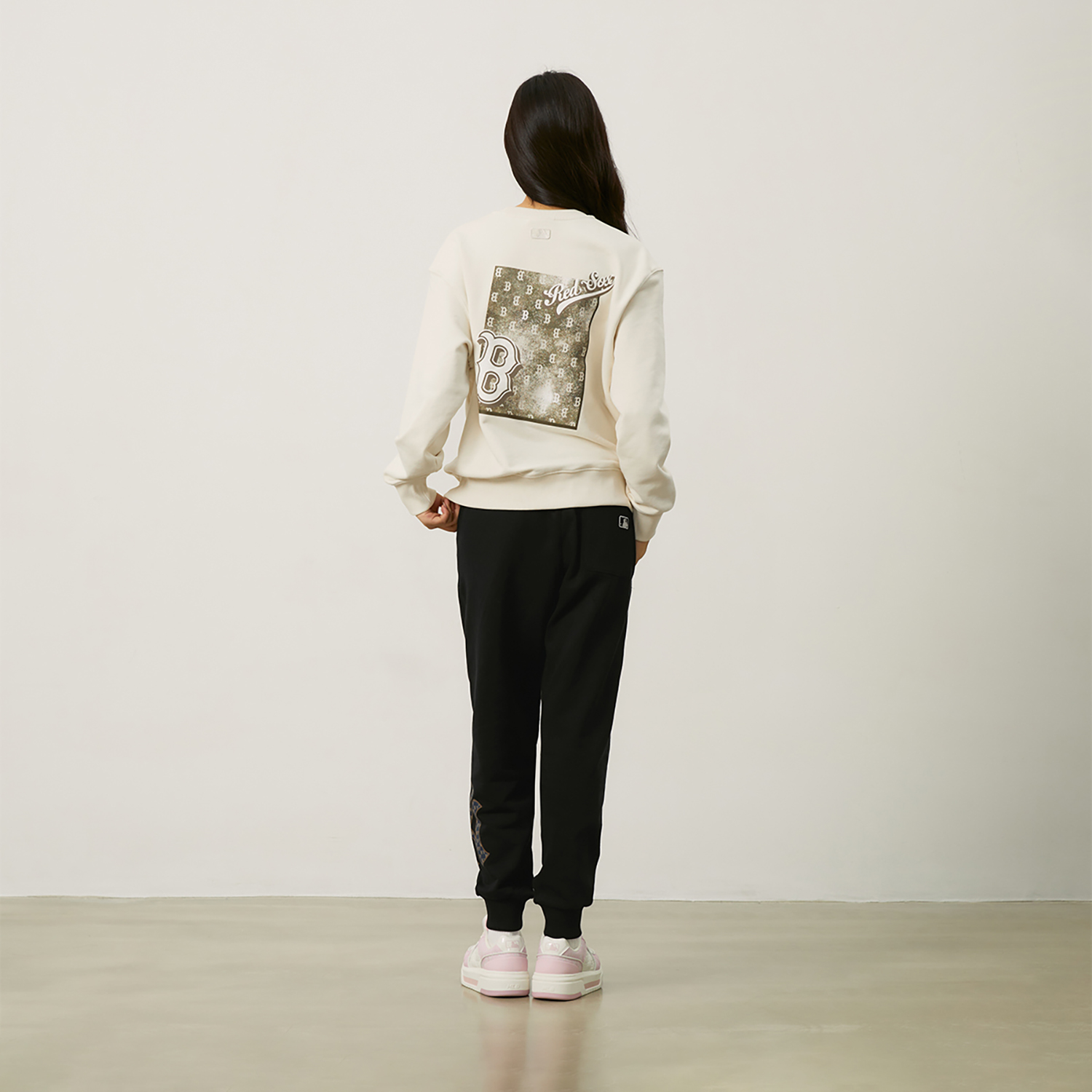 Details for MLB 波士頓紅襪復古丹寧風標誌圓領衛衣 米色 3AMTM1544-43CRM