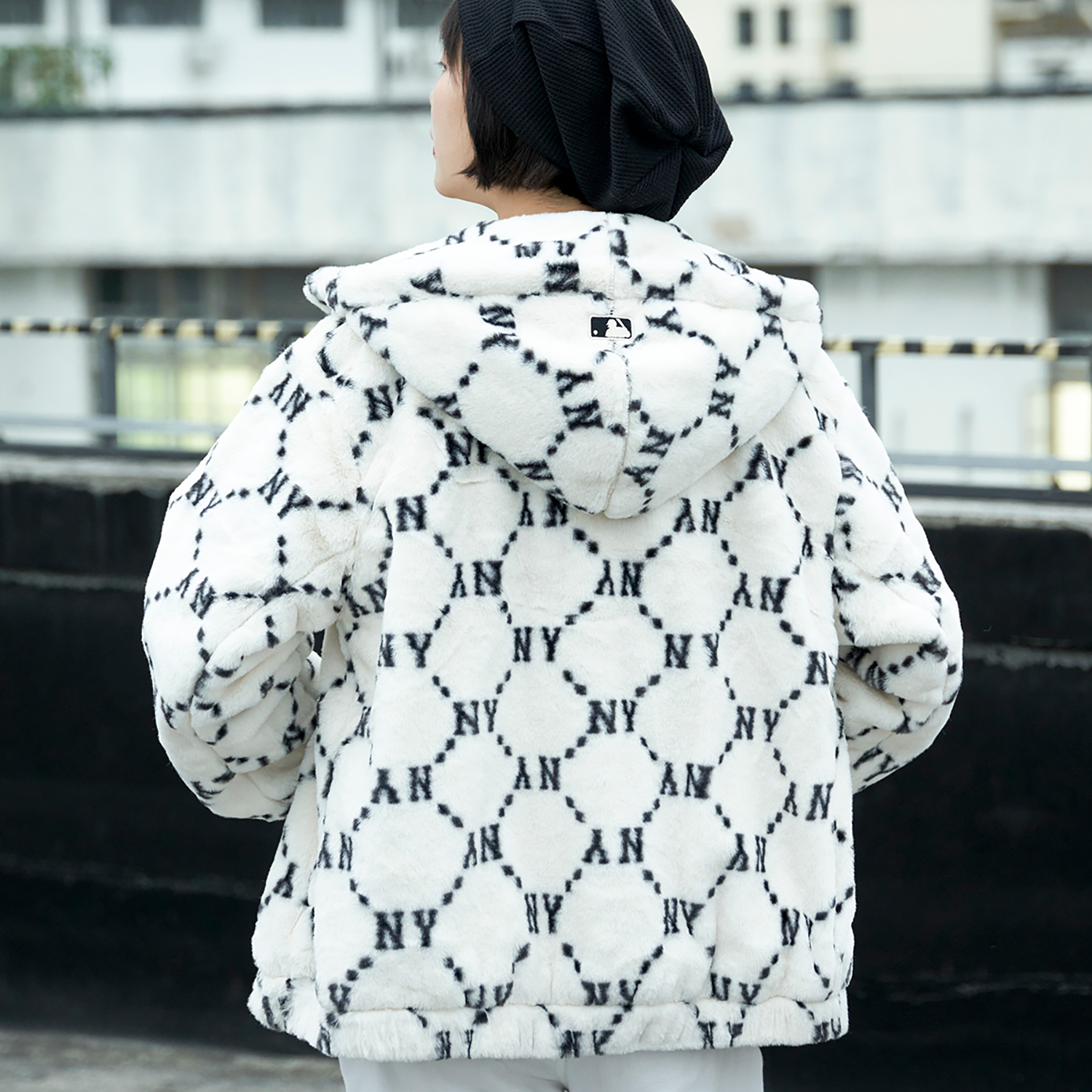 Purchase MLB 字母圖案中性米色羊毛外套. 3AFDM0226-50CRS