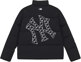 MLB Monogram FW24 NYC Yankees Black Puffer Jacket Unisex with Logo & Fleece Lining. 3ADJM1646-50BKS MLB Monogram FW24 NYC Yankees Black Puffer Jacket Unisex with Logo & Fleece Lining. 3ADJM1646-50BKS