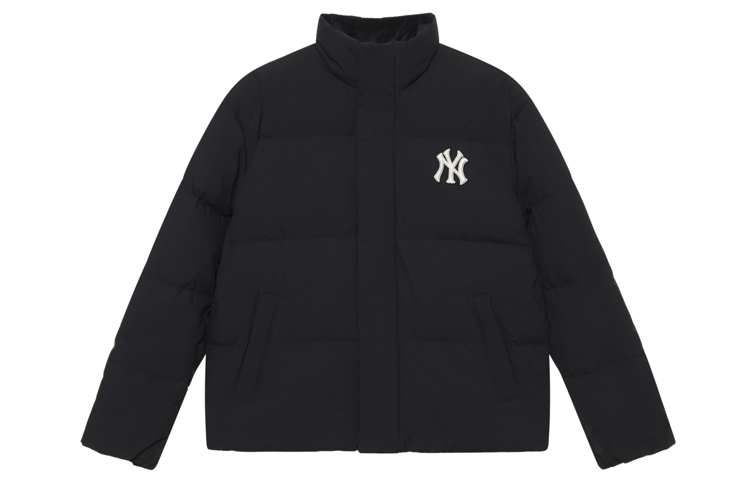 Lookbook Jaket Puffer Unisex MLB Monogram NYC Yankees Hitam dengan Logo & Lapisan Fleece. 3ADJM1646-50BKS