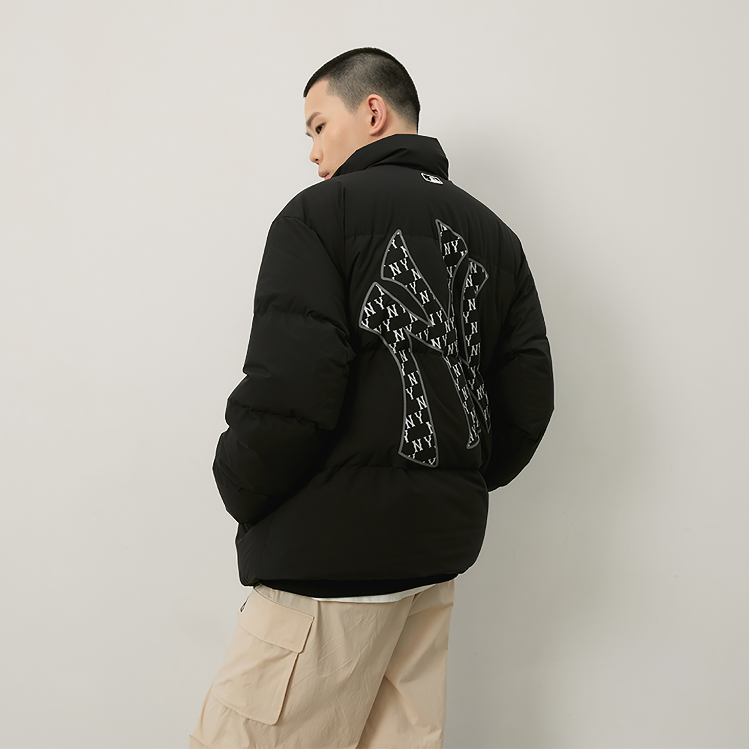 Shop Jaket Puffer Unisex MLB Monogram NYC Yankees Hitam dengan Logo & Lapisan Fleece. 3ADJM1646-50BKS