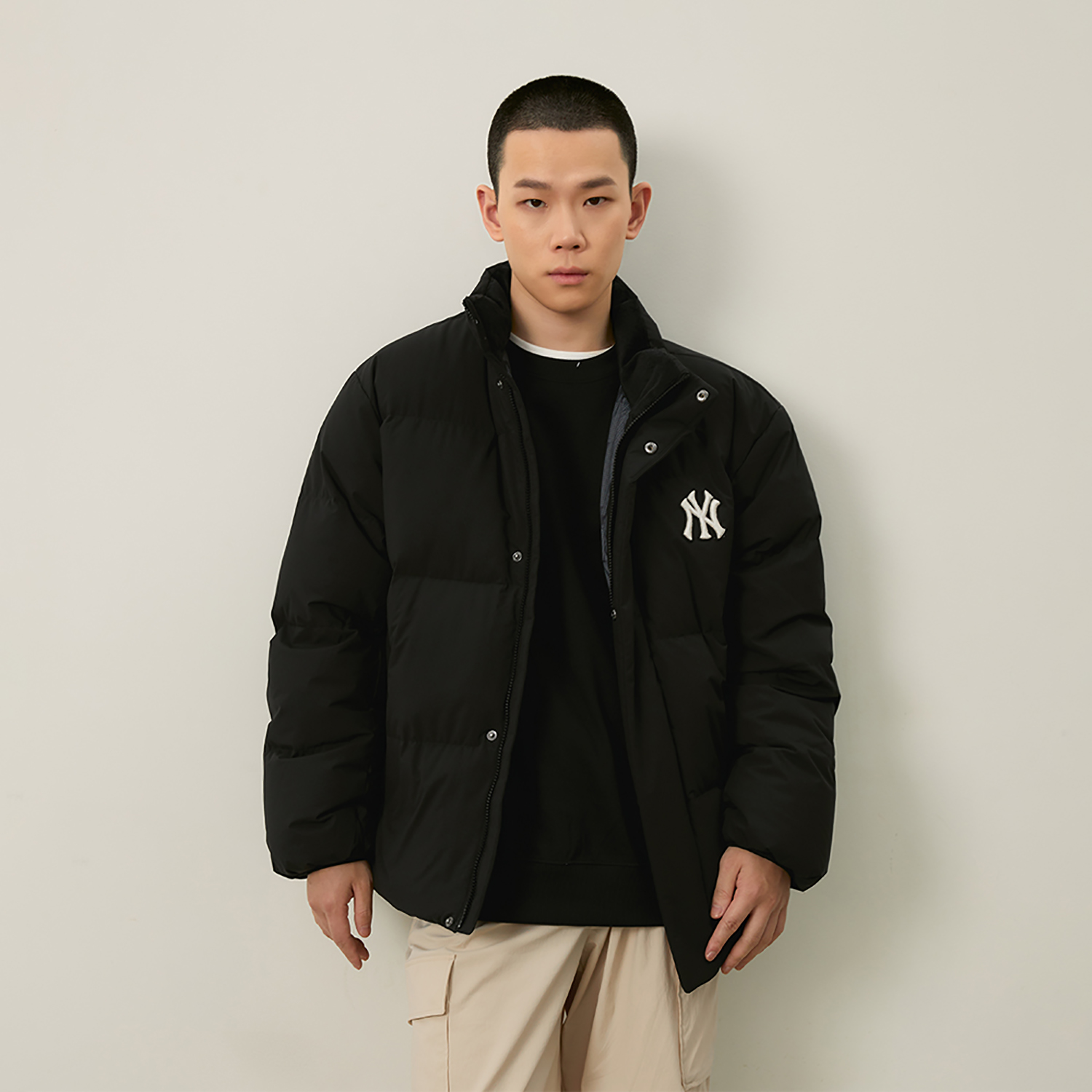Purchase Jaket Puffer Unisex MLB Monogram NYC Yankees Hitam dengan Logo & Lapisan Fleece. 3ADJM1646-50BKS
