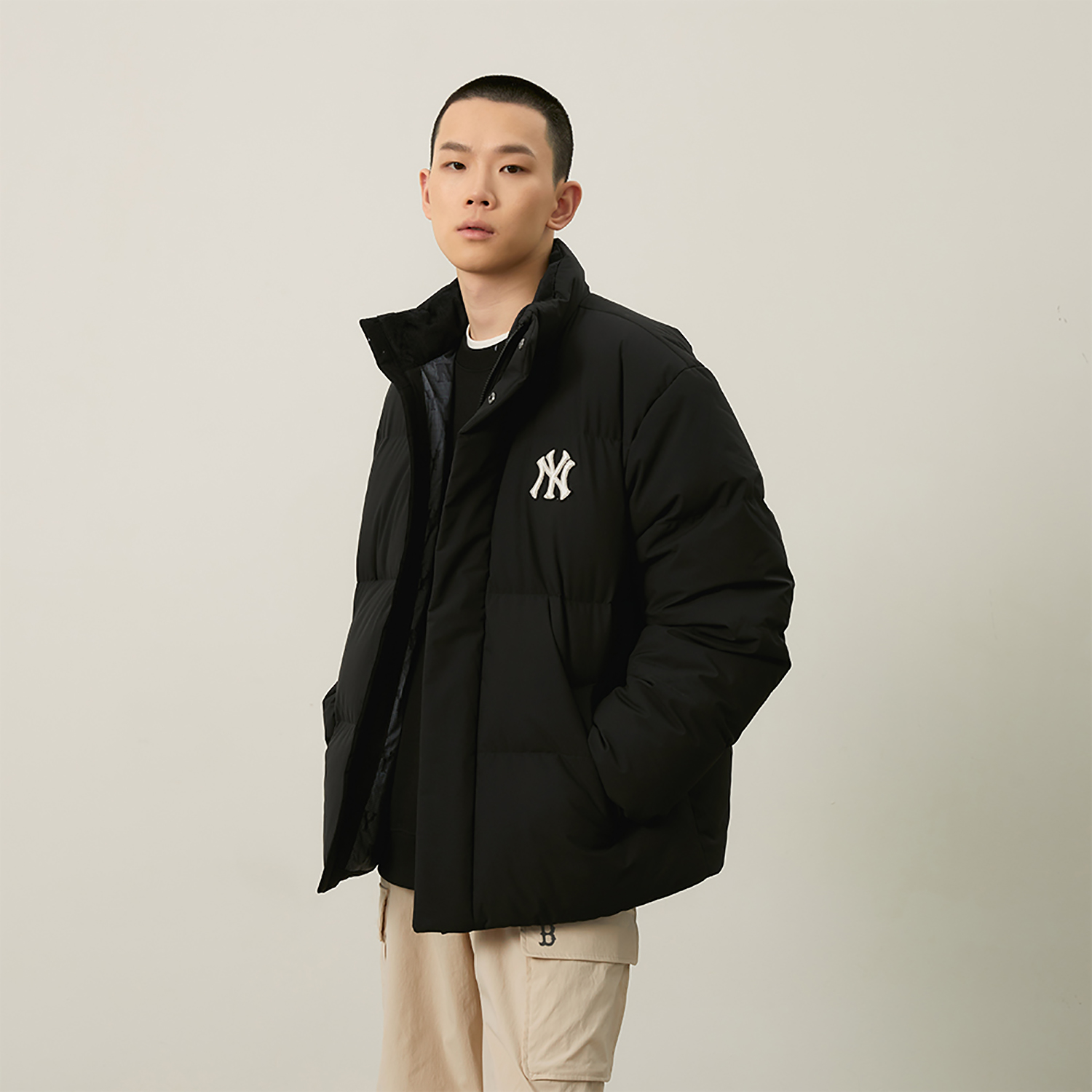 Details for Jaket Puffer Unisex MLB Monogram NYC Yankees Hitam dengan Logo & Lapisan Fleece. 3ADJM1646-50BKS