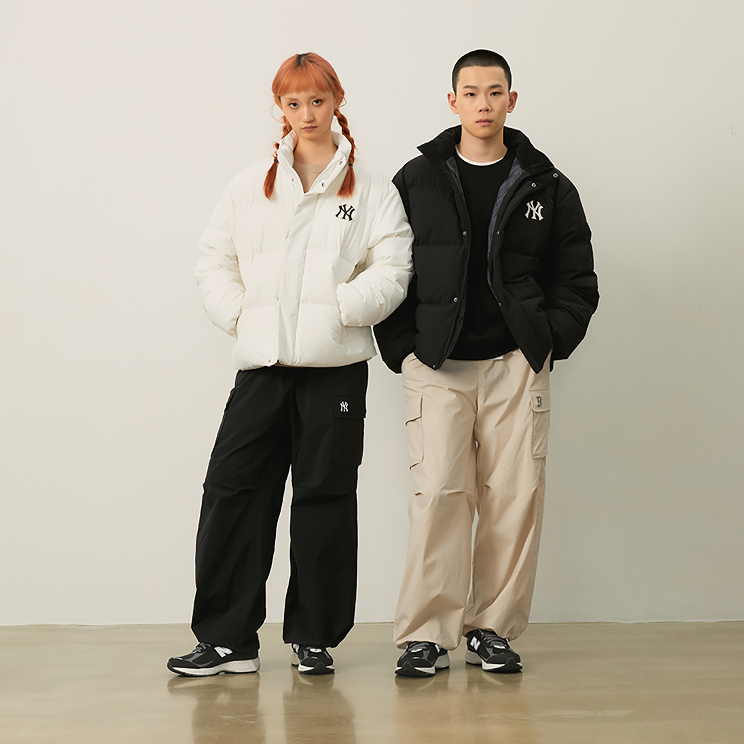 Sizing Jaket Puffer Unisex MLB Monogram NYC Yankees Hitam dengan Logo & Lapisan Fleece. 3ADJM1646-50BKS