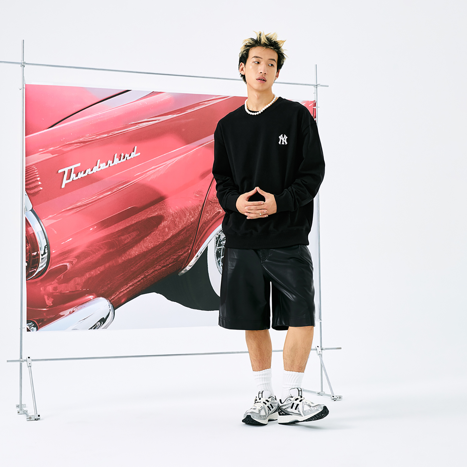 Shop MLB 紐約洋基隊黑色刺繡字母徽標男女款寬鬆款長袖上衣 3AMTM0844-50BKS