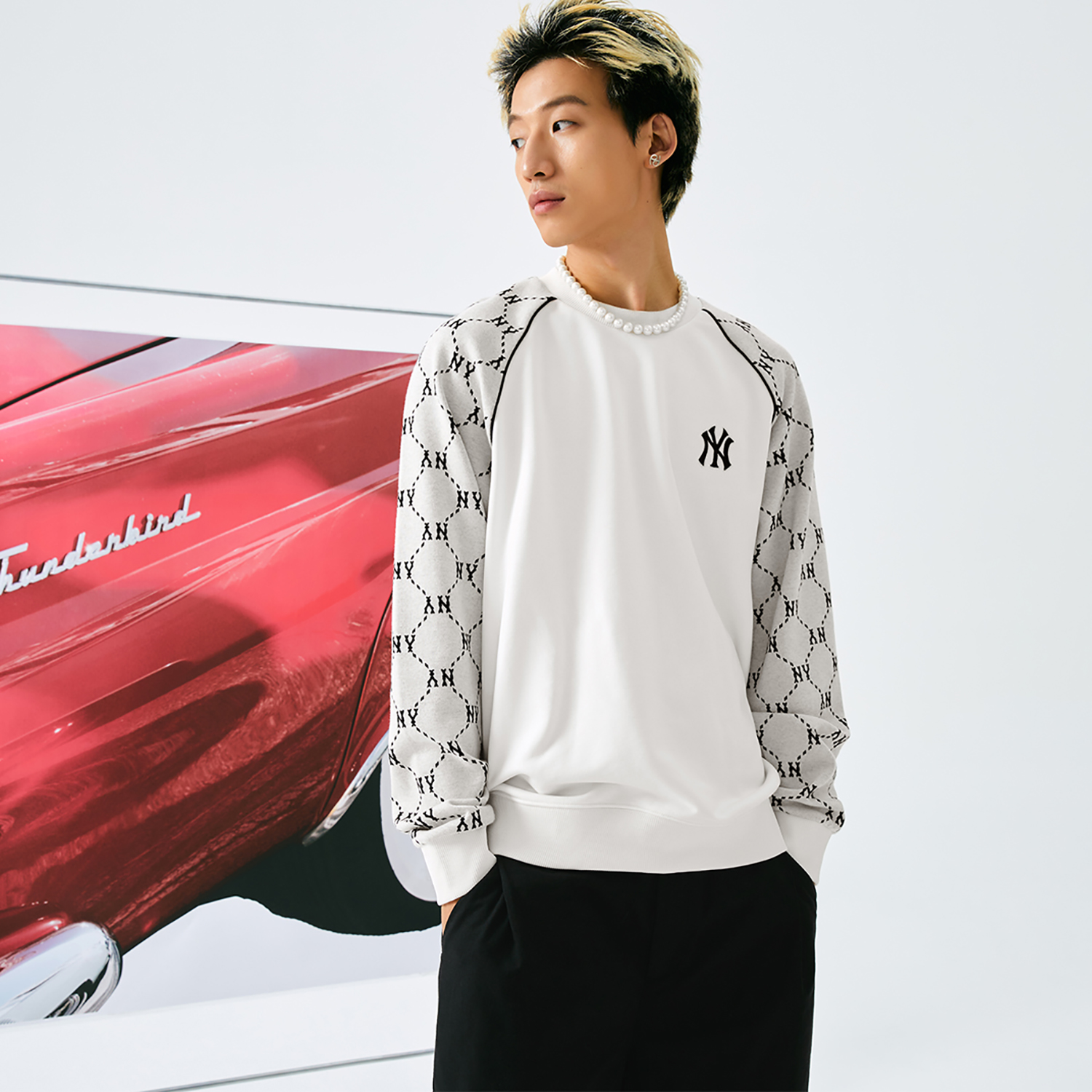 MLB Monogram New York Yankees Diamond Cream Crewneck Sweatshirt Unisex FW24 3AMTM1244-50CRS 圖 4