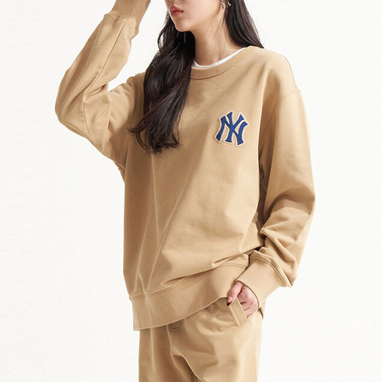 MLB Monogram New York Yankees Khaki Crewneck Pullover Sweatshirt Unisex 3AMTM0121-50BGD 圖 4