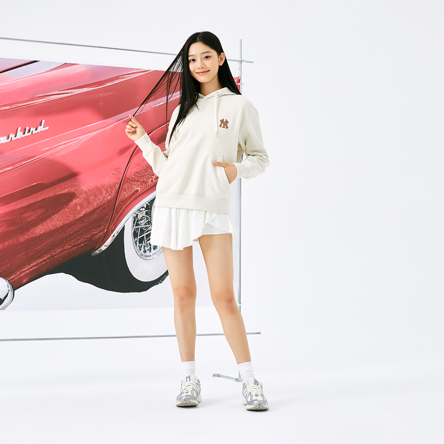 Sizing MLB 字紋紐約洋基隊奶油色寬鬆連帽衫男女休閒穿搭 3AHDM0144-50CRD