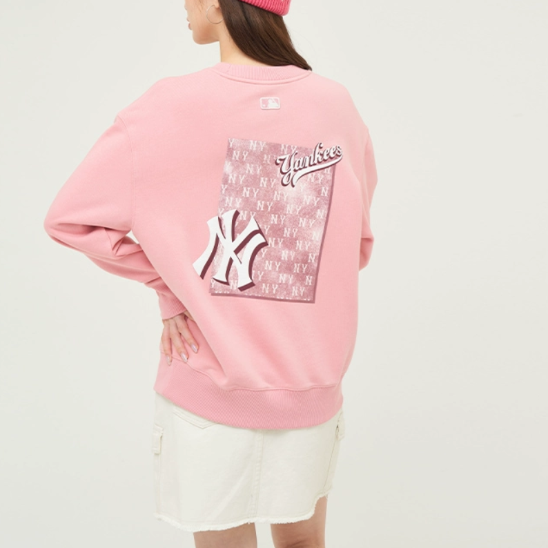 MLB Monogram New York Yankees Unisex Soft Pullover Sweatshirt in Pink Beige 3AMTM1544-50PKM 圖 5