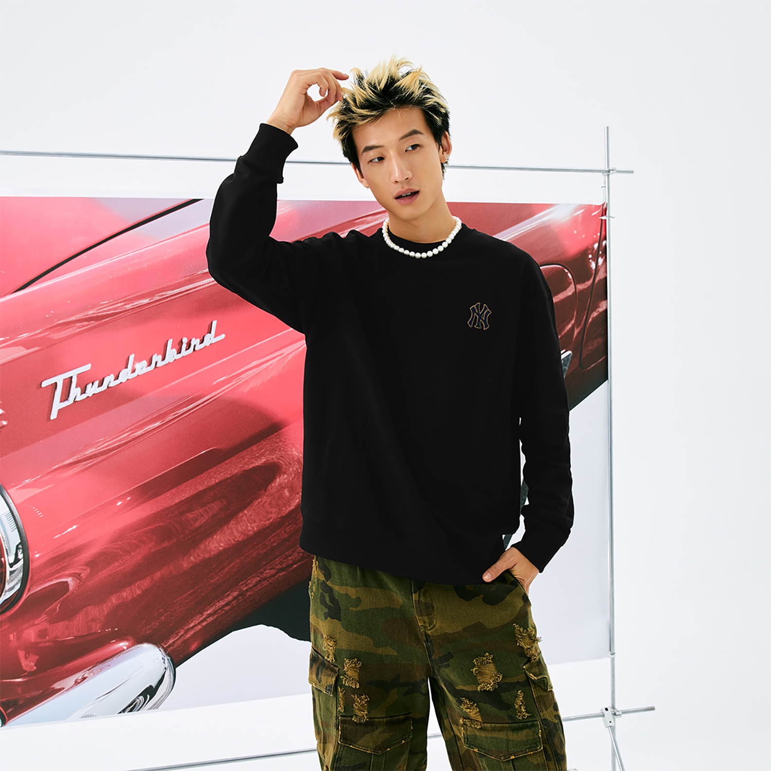 MLB Monogram New York Yankees Vintage Black Crewneck Sweatshirt Unisex 3AMTM0444-50BKS 圖 5