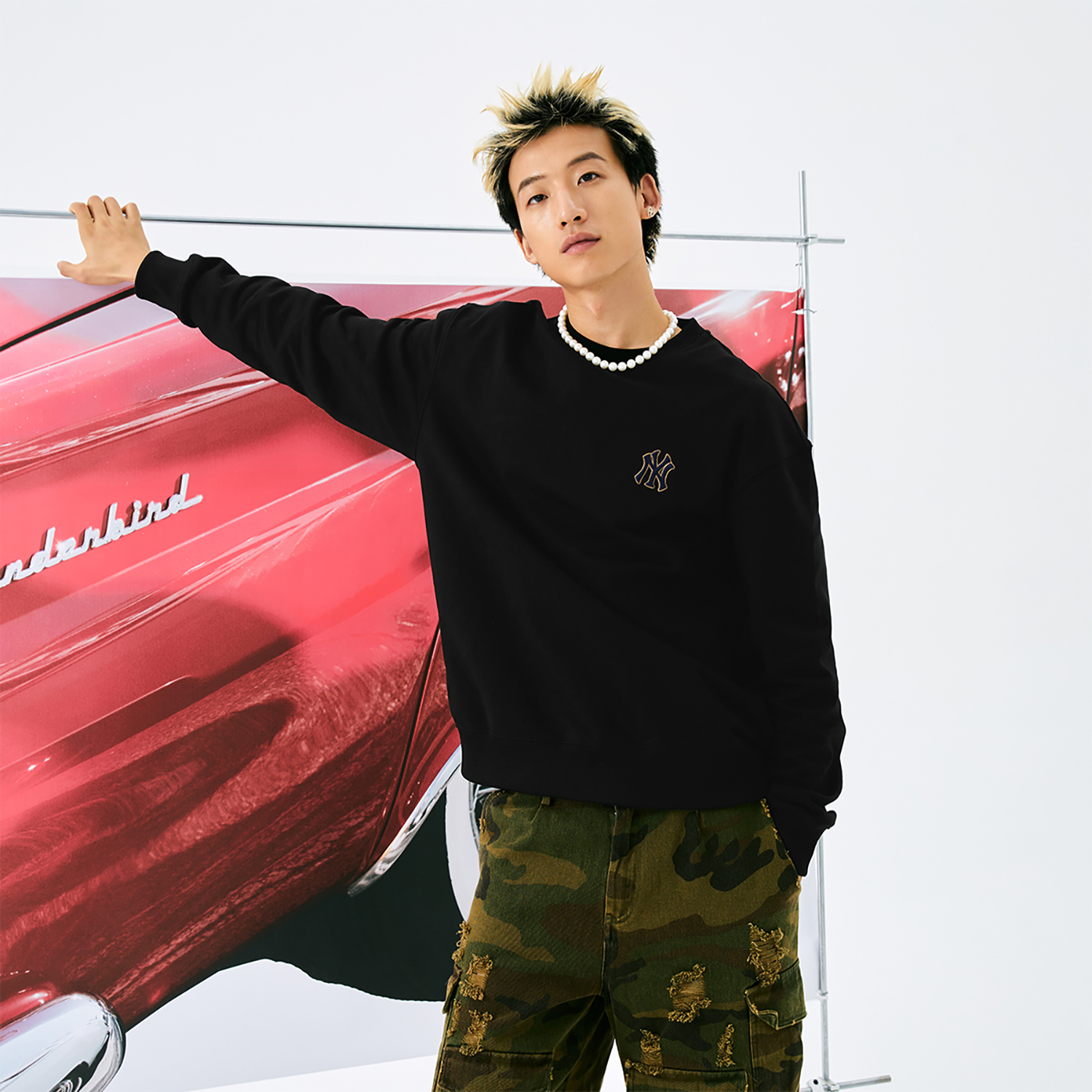 MLB Monogram New York Yankees Vintage Black Crewneck Sweatshirt Unisex 3AMTM0444-50BKS 圖 6