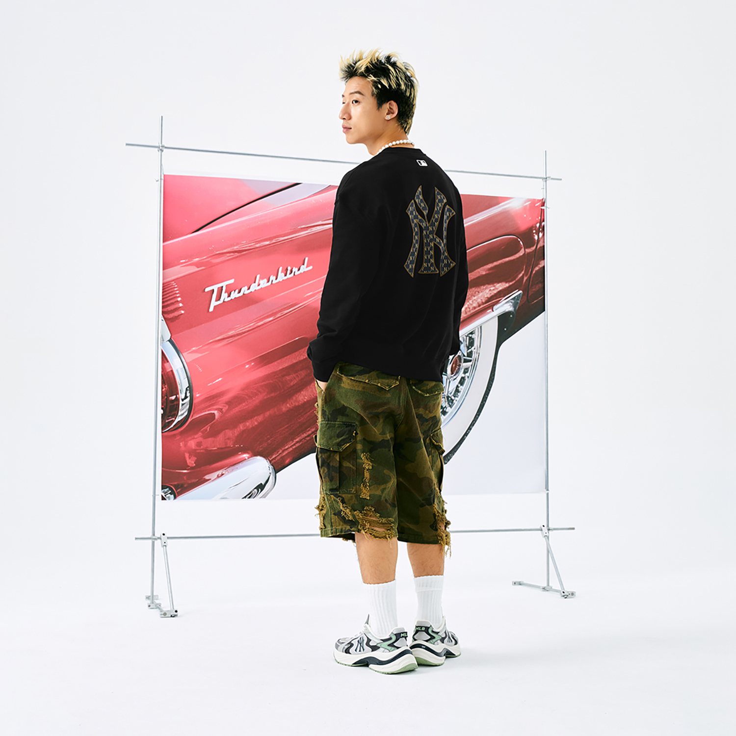 MLB Monogram New York Yankees Vintage Black Crewneck Sweatshirt Unisex 3AMTM0444-50BKS 圖 8