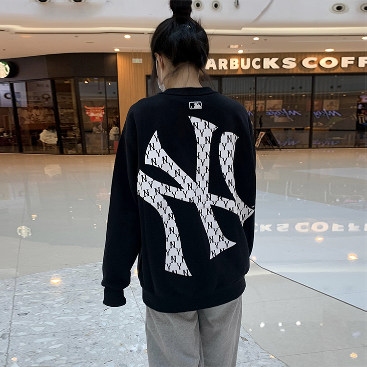 Shop Sweatshirt Hitam Unisex MLB Monogram NY Yankees Big Logo. 31MTM2111-50L