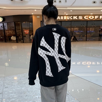 Sweatshirt Hitam Unisex MLB Monogram NY Yankees Big Logo. 31MTM2111-50L Shop Sweatshirt Hitam Unisex MLB Monogram NY Yankees Big Logo. 31MTM2111-50L