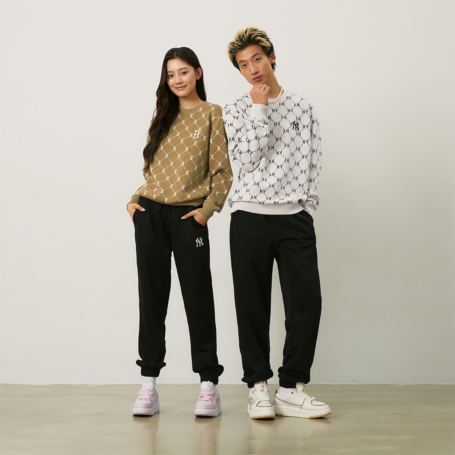 MLB Monogram NY Yankees Cream Crewneck Logo Pullover Unisex Sweatshirt FW24 3AMTM1344-50CRD 圖 4