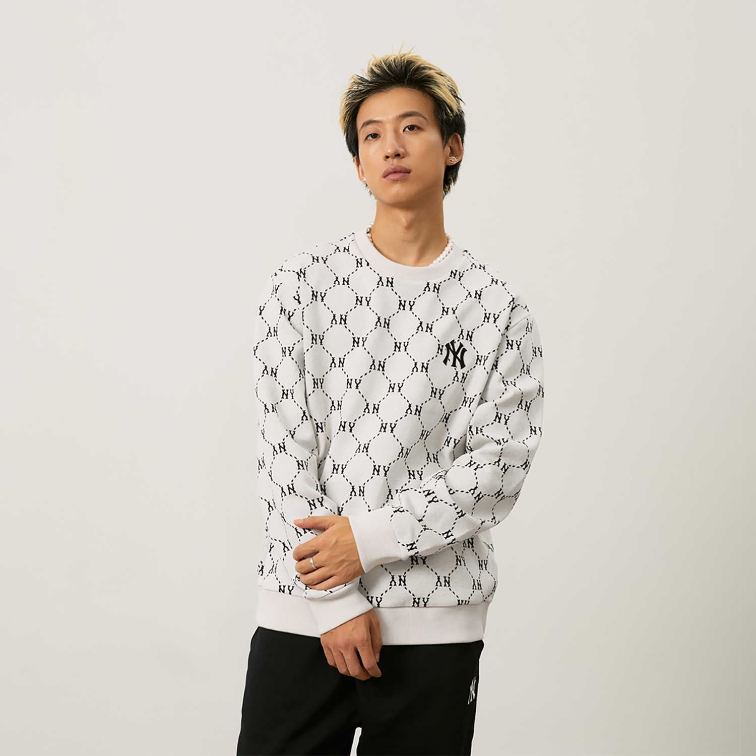 MLB Monogram NY Yankees Cream Crewneck Logo Pullover Unisex Sweatshirt FW24 3AMTM1344-50CRD 圖 5