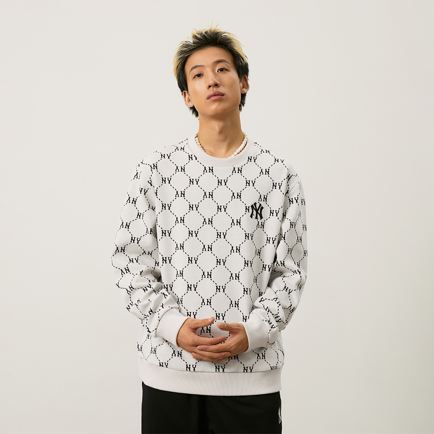 MLB Monogram NY Yankees Cream Crewneck Logo Pullover Unisex Sweatshirt FW24 3AMTM1344-50CRD 圖 6