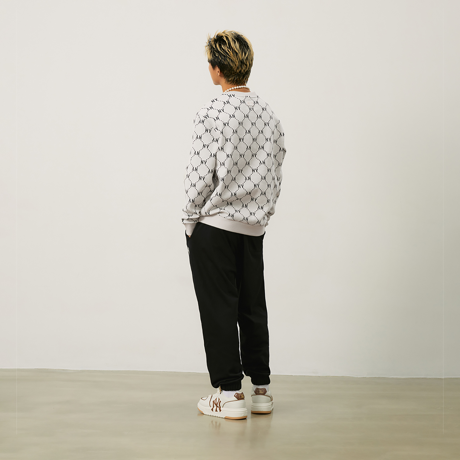 MLB Monogram NY Yankees Cream Crewneck Logo Pullover Unisex Sweatshirt FW24 3AMTM1344-50CRD 圖 7