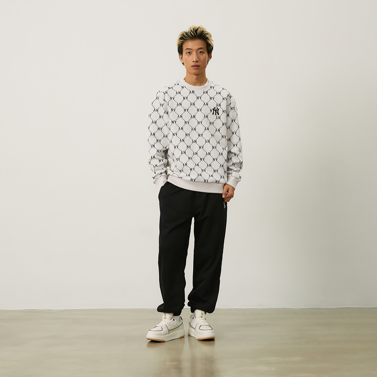 MLB Monogram NY Yankees Cream Crewneck Logo Pullover Unisex Sweatshirt FW24 3AMTM1344-50CRD 圖 8