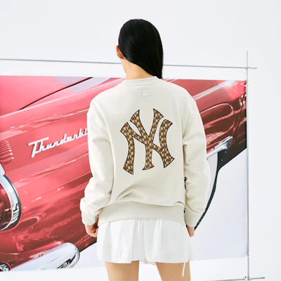 MLB Monogram NY Yankees Cream Sweatshirt Lengan Panjang Unisex Gaya Retro. 3AMTM0444-50CRD Cheap MLB Monogram NY Yankees Cream Sweatshirt Lengan Panjang Unisex Gaya Retro. 3AMTM0444-50CRD