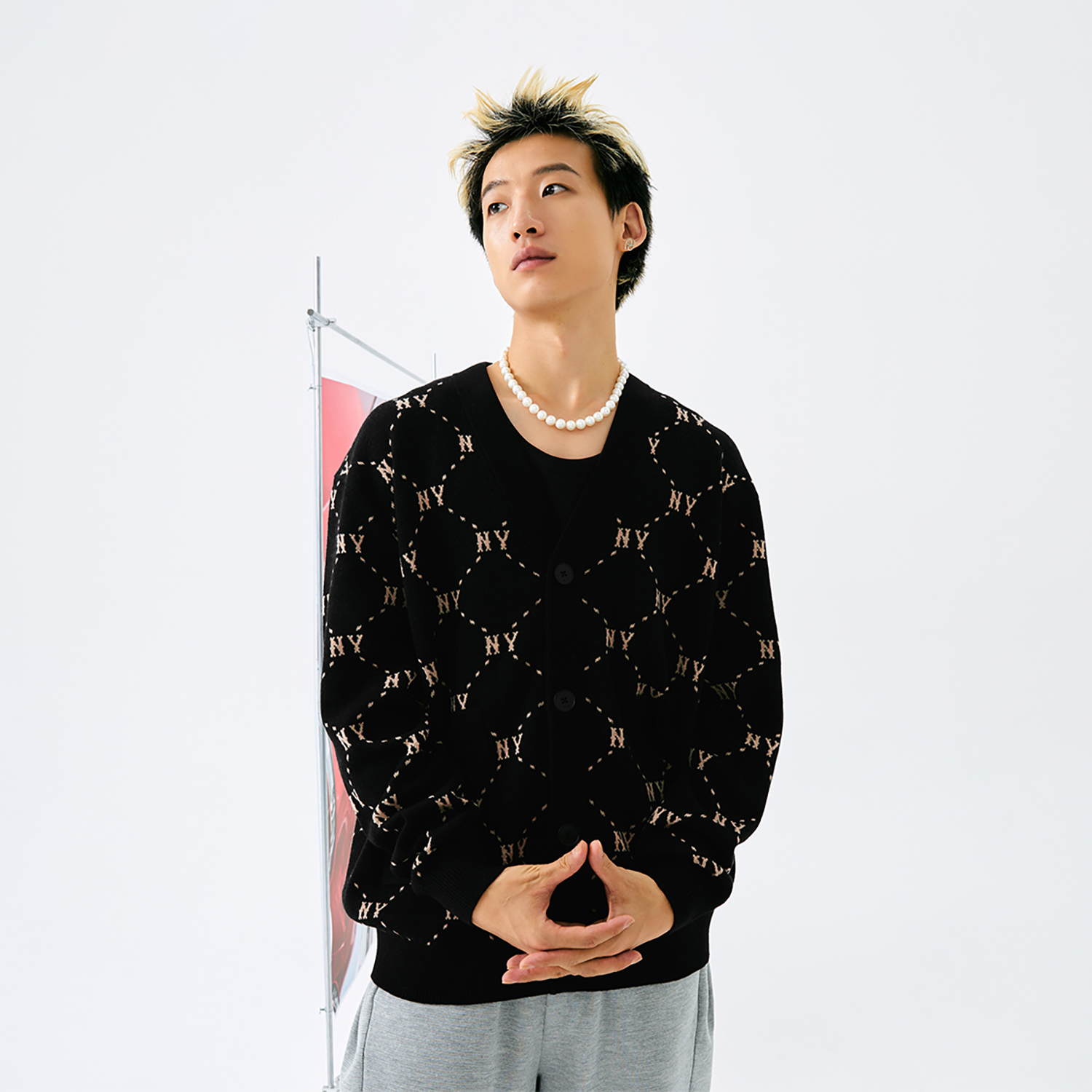 Purchase MLB Monogram NY Yankees FW24 V-Neck Diamond Logo Knit Sweater Unisex Black. 3AKCM0144-50BKS