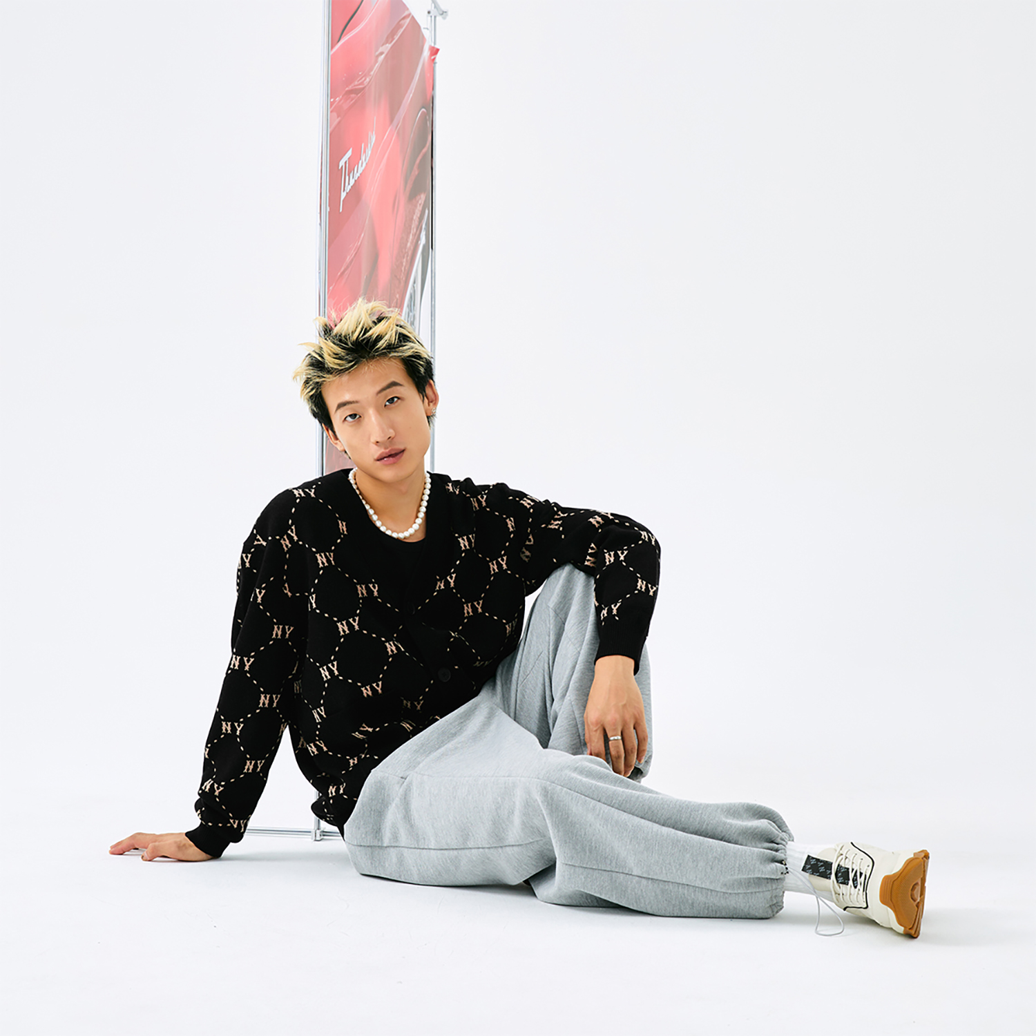 Details for MLB Monogram NY Yankees FW24 V-Neck Diamond Logo Knit Sweater Unisex Black. 3AKCM0144-50BKS