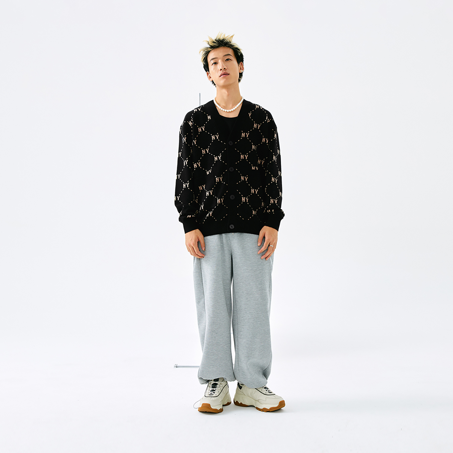 Cheap MLB Monogram NY Yankees FW24 V-Neck Diamond Logo Knit Sweater Unisex Black. 3AKCM0144-50BKS