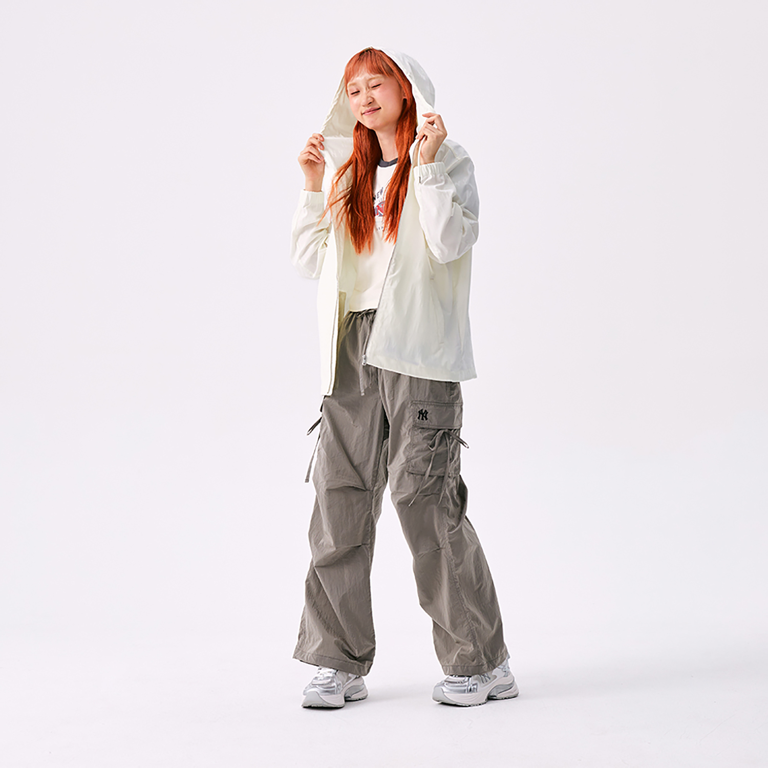 Sizing MLB 經典紐約洋基防水防風連帽外套 白色 男女休閒款式。 3AWJM0453-50IVS