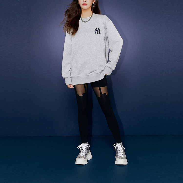 MLB Monogram Series New York Yankees Gradient Logo Crewneck Sweatshirt Grey 3AMTM0514-50MGS 圖 4