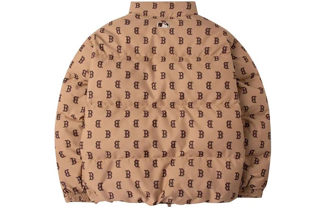 Lookbook Chaqueta Puffer Unisex Kaki MLB Yankees Serie Monograma Bordada NY. 3ADJM0236-43CAL