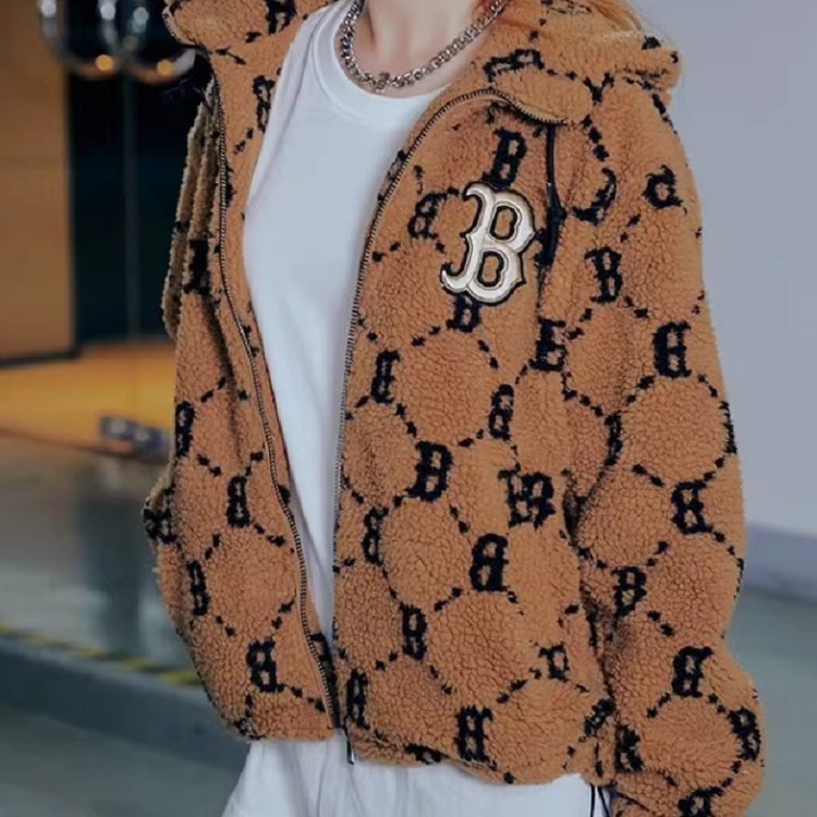 MLB Monogram Vintage Sherpa Hoodie Jacket Unisex Light Brown. 3AJPF1316-43BGD 圖 7