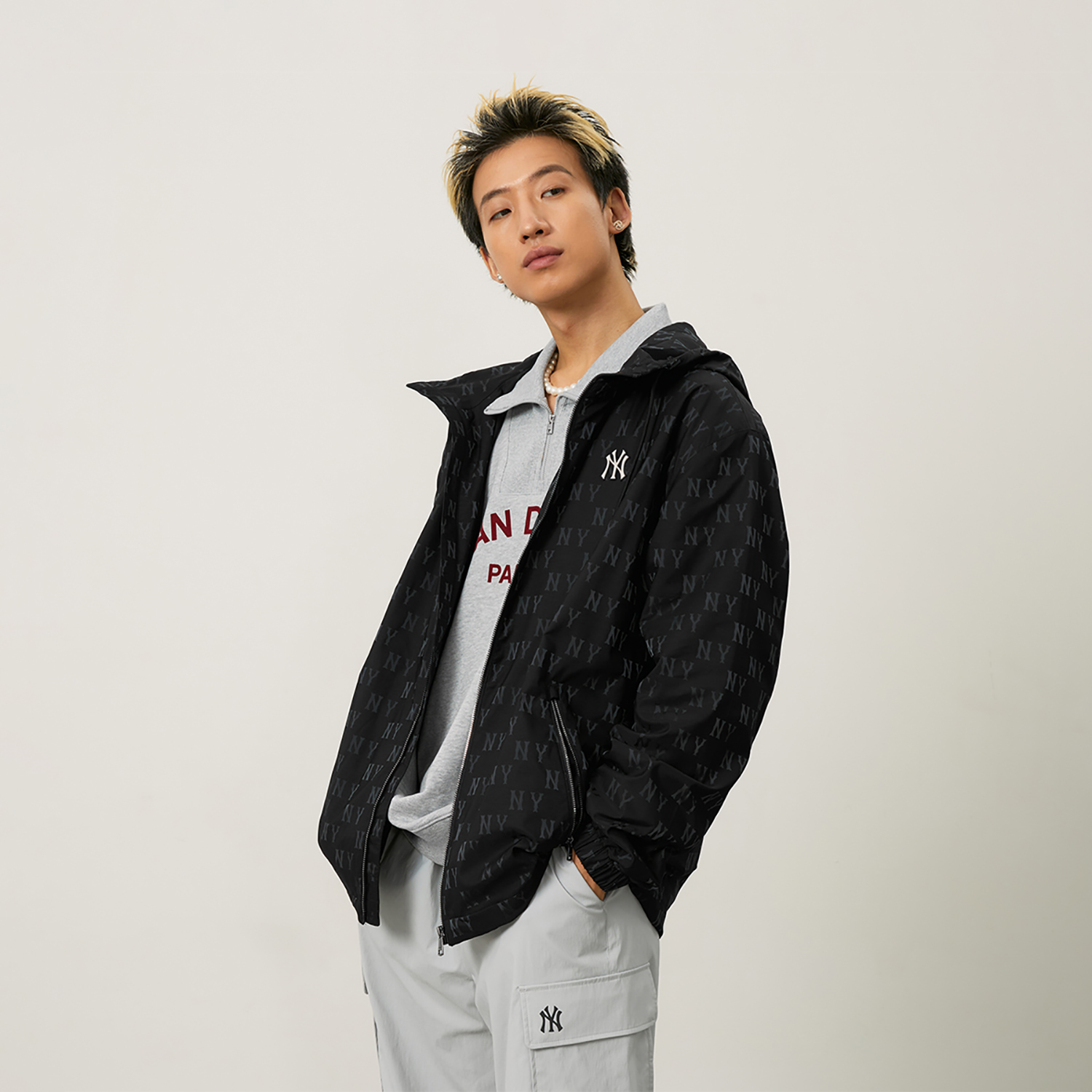 Purchase MLB Monogram Yankees Jaket Hitam Logo Print Tahan Angin Hooded Unisex 24FW 3AWJM0444-50BKS