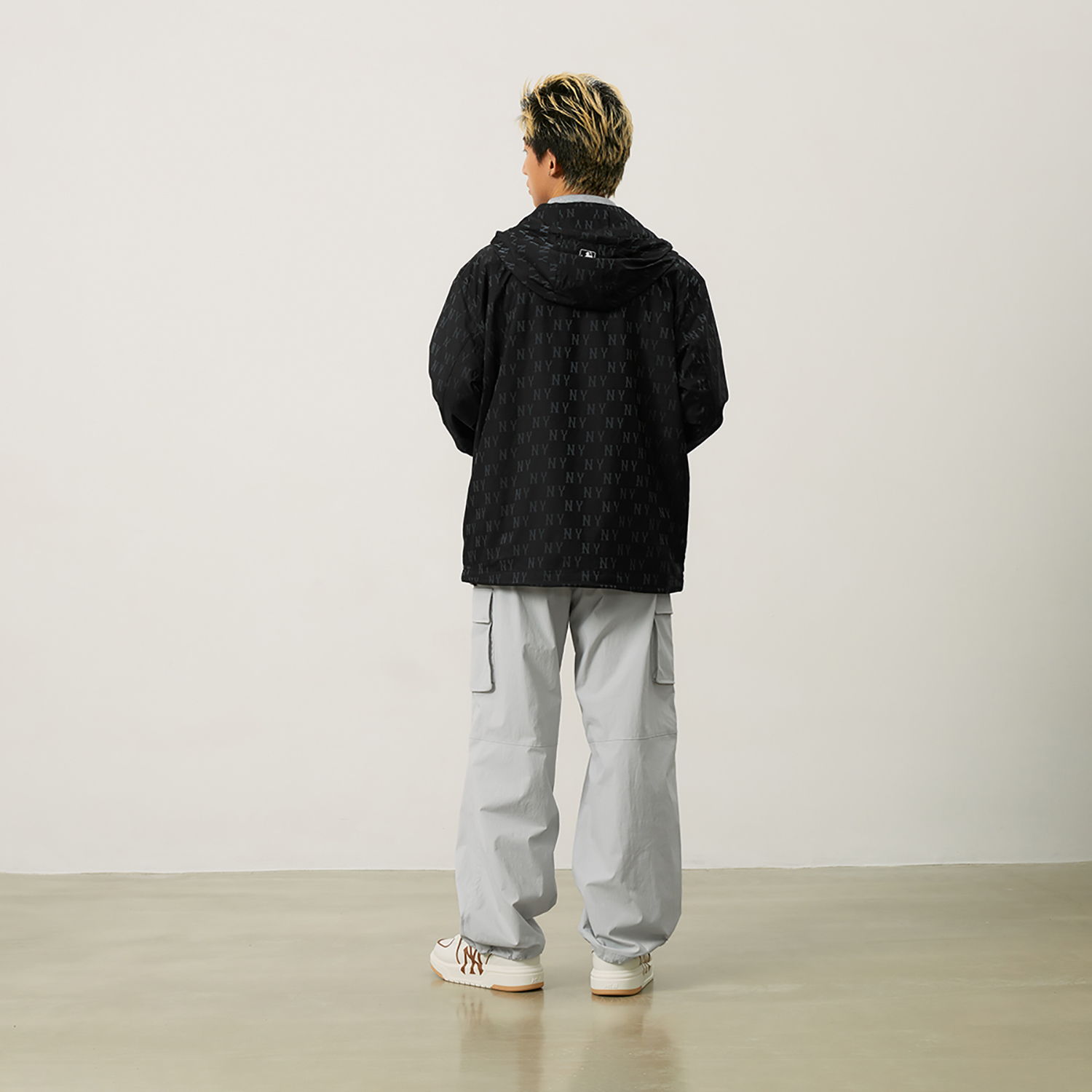 Sizing MLB Monogram Yankees Jaket Hitam Logo Print Tahan Angin Hooded Unisex 24FW 3AWJM0444-50BKS