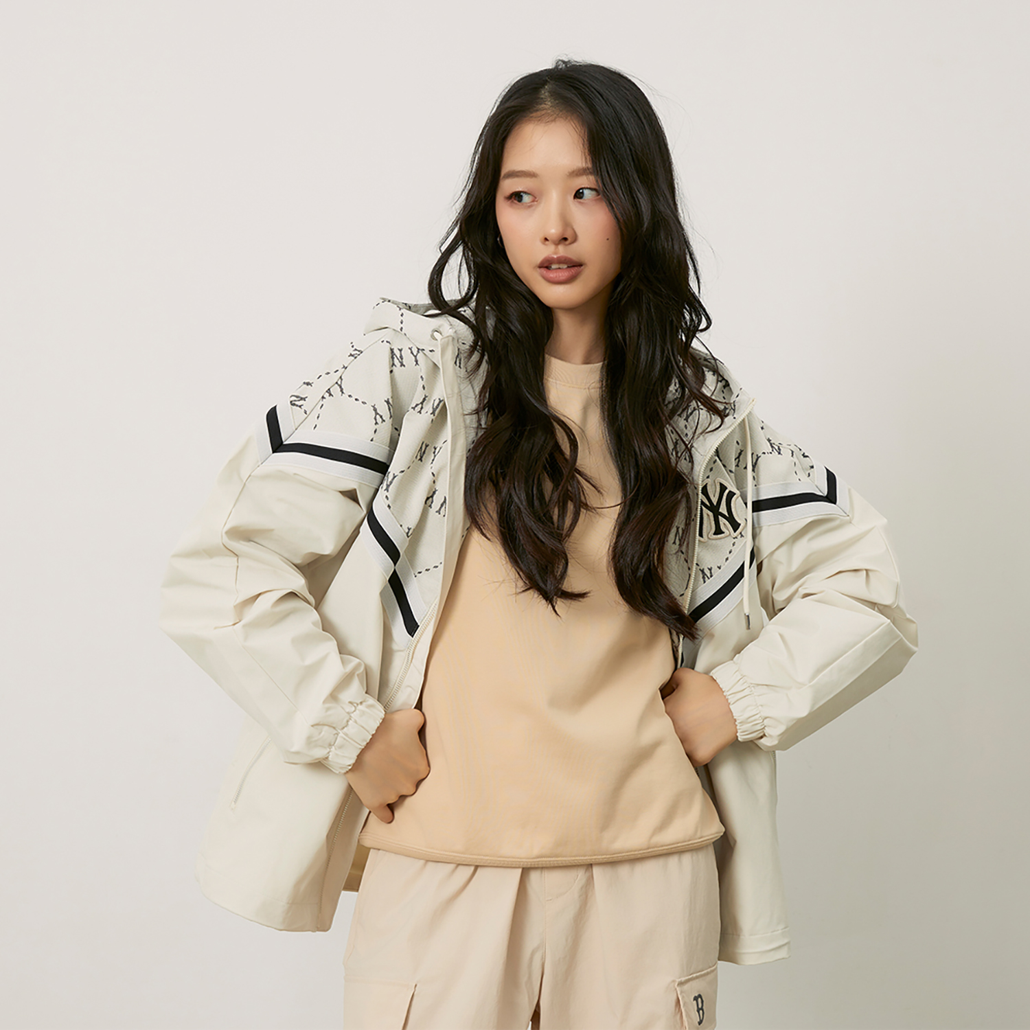 MLB Monogram Yankees 24FW V-Pattern Patchwork Embroidered Logo Hoodie Jacket Cream. 3AWJM0144-50CRD 圖 5