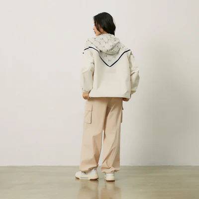 MLB 紐約洋基 24FW V形拼接Logo刺繡連帽外套奶油色. 3AWJM0144-50CRD Sizing MLB 紐約洋基 24FW V形拼接Logo刺繡連帽外套奶油色. 3AWJM0144-50CRD