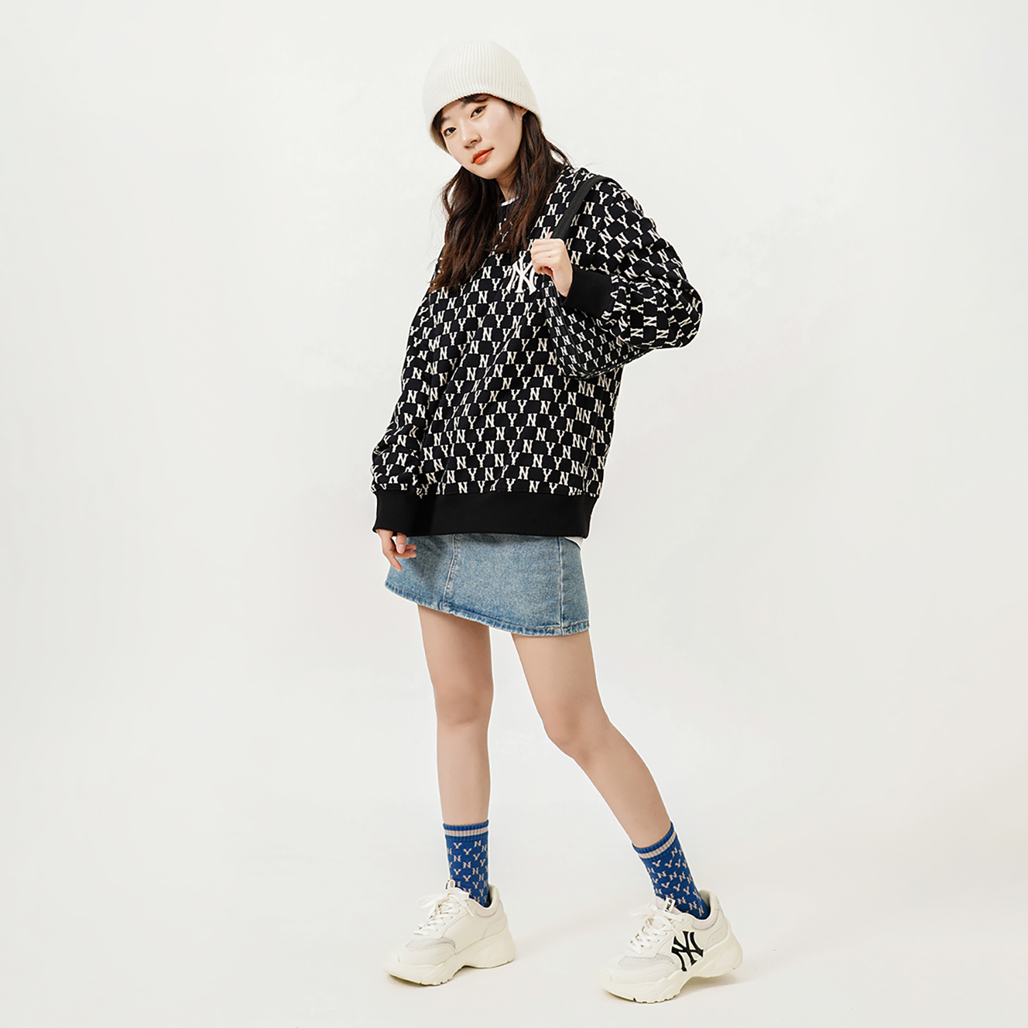 Shop MLB 紐約洋基滿版標誌黑色圓領衛衣 男女通用 3AMTM0221-50BKS