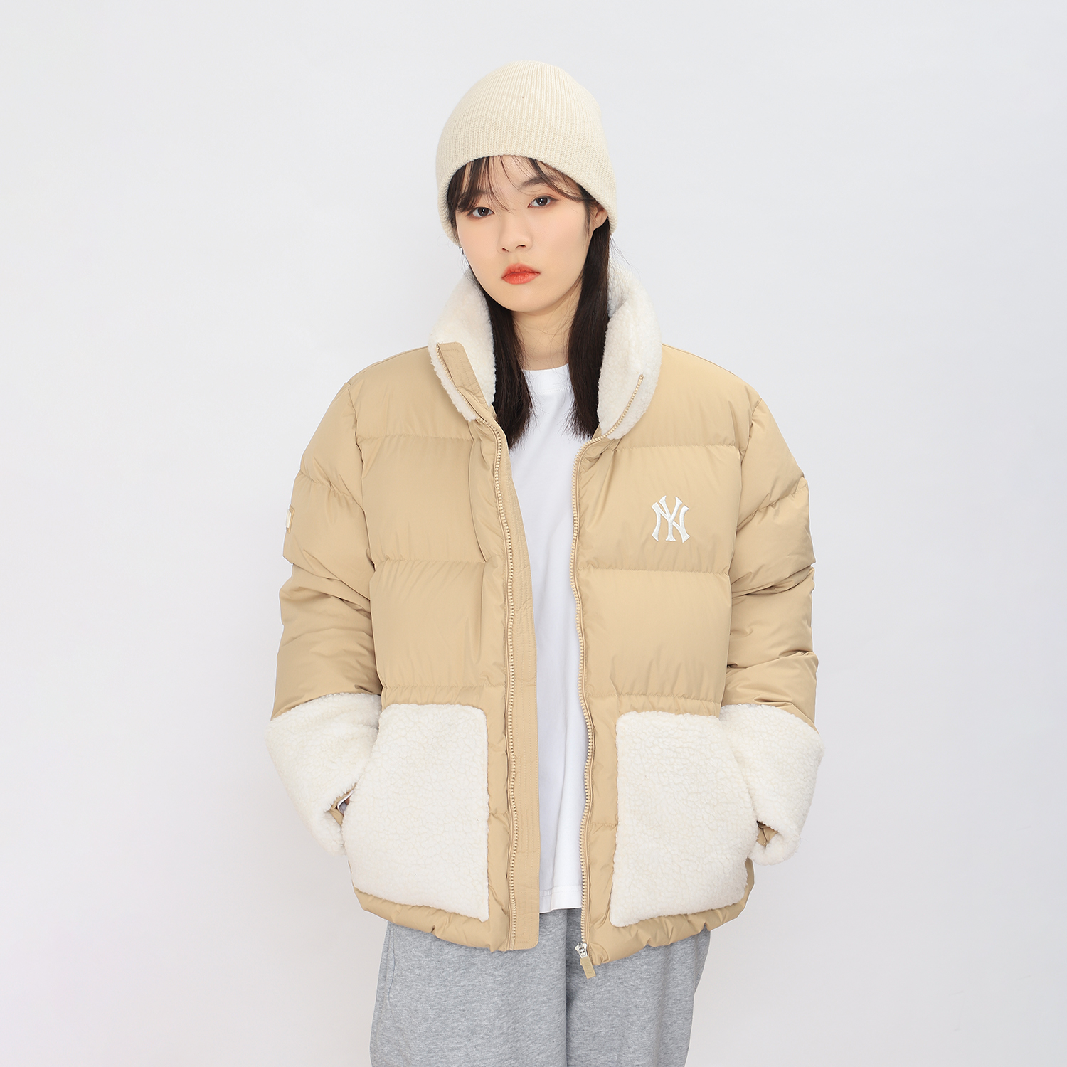 MLB New York Yankees Alphabet Print Lamb Wool Down Jacket Sand Brown Unisex Winter 3ADJEC216-50SAS 圖 4