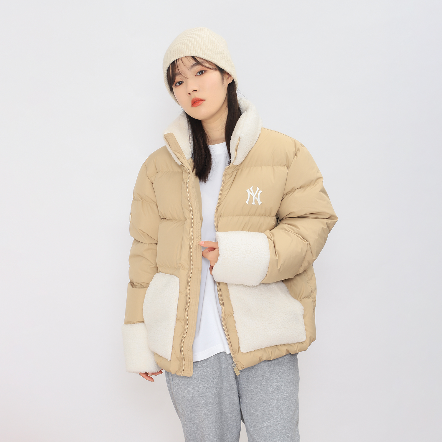 MLB New York Yankees Alphabet Print Lamb Wool Down Jacket Sand Brown Unisex Winter 3ADJEC216-50SAS 圖 5