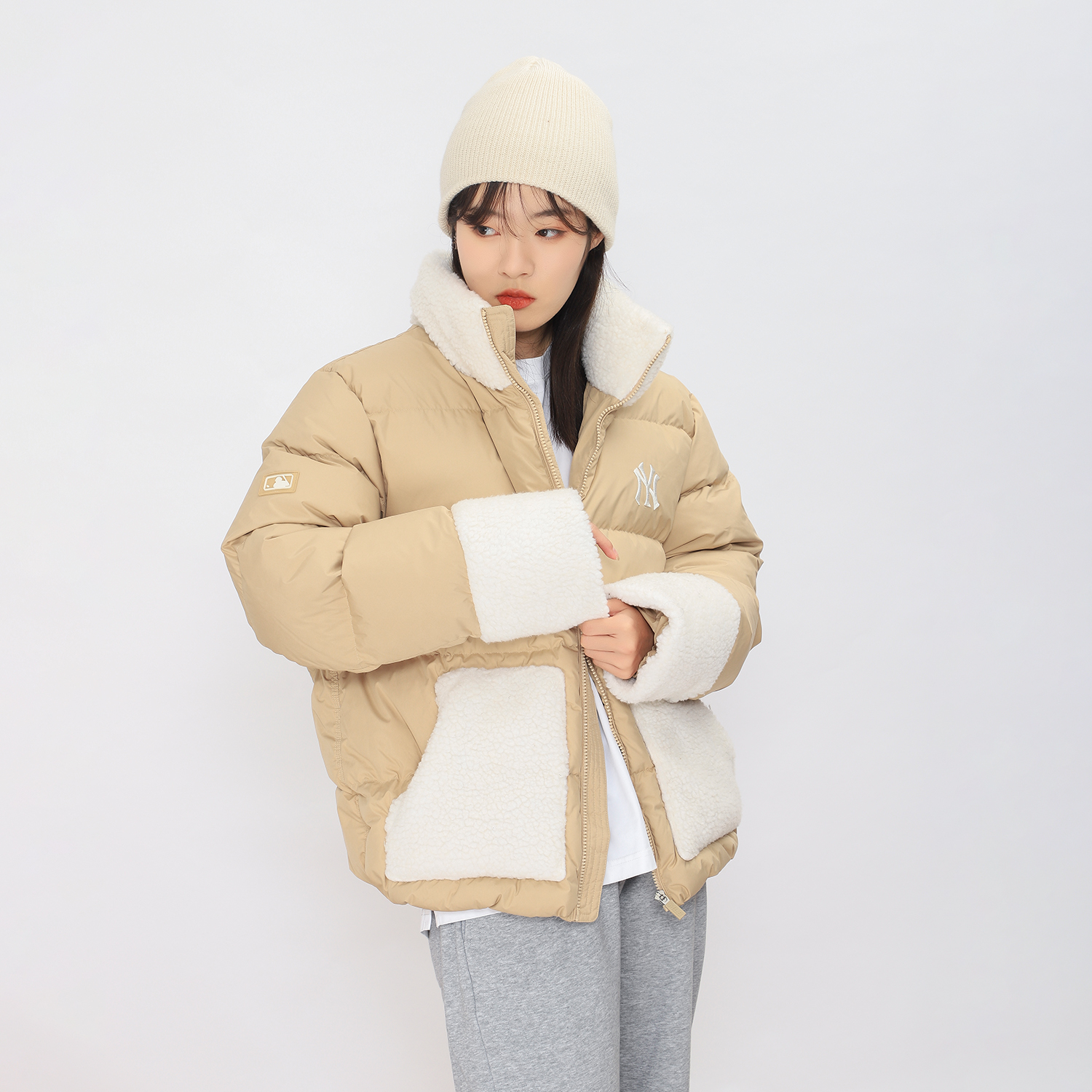 MLB New York Yankees Alphabet Print Lamb Wool Down Jacket Sand Brown Unisex Winter 3ADJEC216-50SAS 圖 6