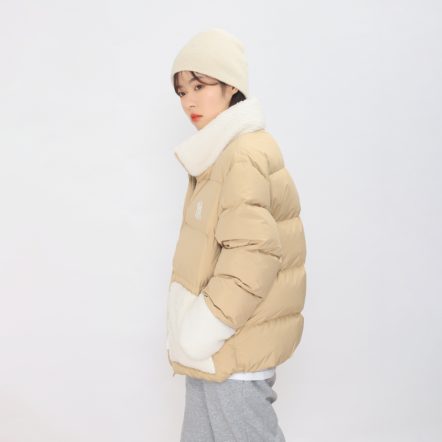 MLB New York Yankees Alphabet Print Lamb Wool Down Jacket Sand Brown Unisex Winter 3ADJEC216-50SAS 圖 7