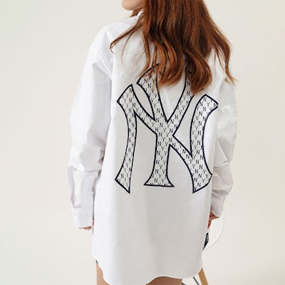 MLB New York Yankees Kaos Lengan Panjang Logo Belakang Unisex Putih. 3AWS03121-50WHS 1
