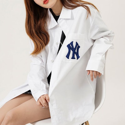 MLB New York Yankees Kaos Lengan Panjang Logo Belakang Unisex Putih. 3AWS03121-50WHS 2