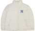 Lookbook Chaqueta Acolchada Unisex MLB New York Yankees Estampado Espalda Off-White. 3ADJEC326-50CRS