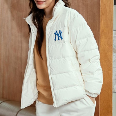 Chaqueta Acolchada Unisex MLB New York Yankees Estampado Espalda Off-White. 3ADJEC326-50CRS Shop Chaqueta Acolchada Unisex MLB New York Yankees Estampado Espalda Off-White. 3ADJEC326-50CRS