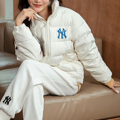 Chaqueta Acolchada Unisex MLB New York Yankees Estampado Espalda Off-White. 3ADJEC326-50CRS Details for Chaqueta Acolchada Unisex MLB New York Yankees Estampado Espalda Off-White. 3ADJEC326-50CRS